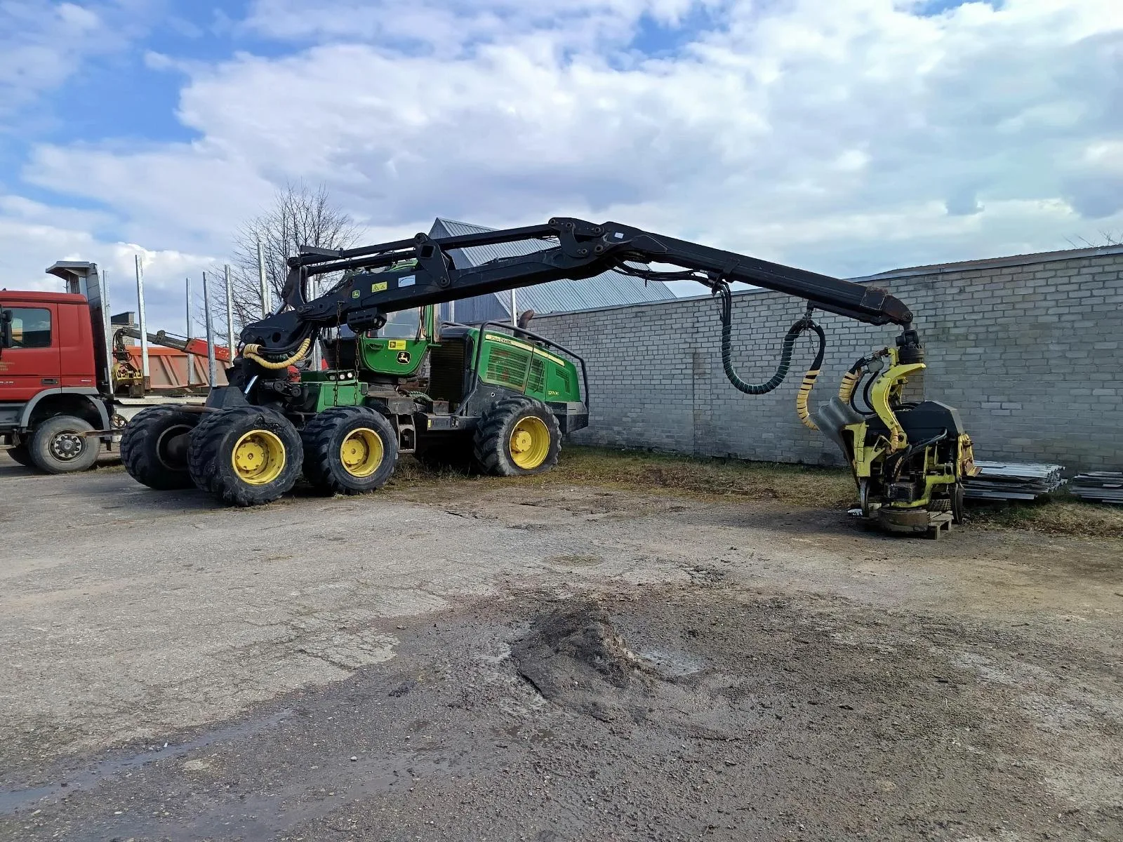 Parduodama JOHN DEERE medkirtė