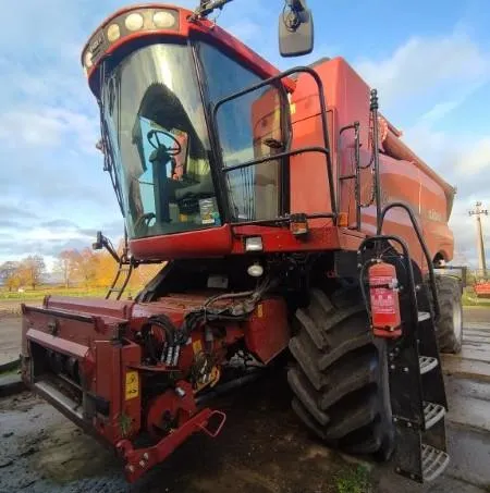 Parduodamas javų kombainas CASE IH 6130