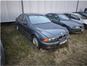 Parduodamas automobilis BMW 528, 2001 m., su defektais