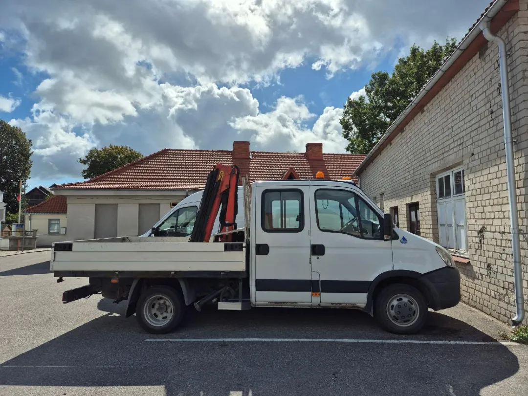 Naudotas IVECO DAILY bortinis krovininis automobilis su hidrauliniu kranu