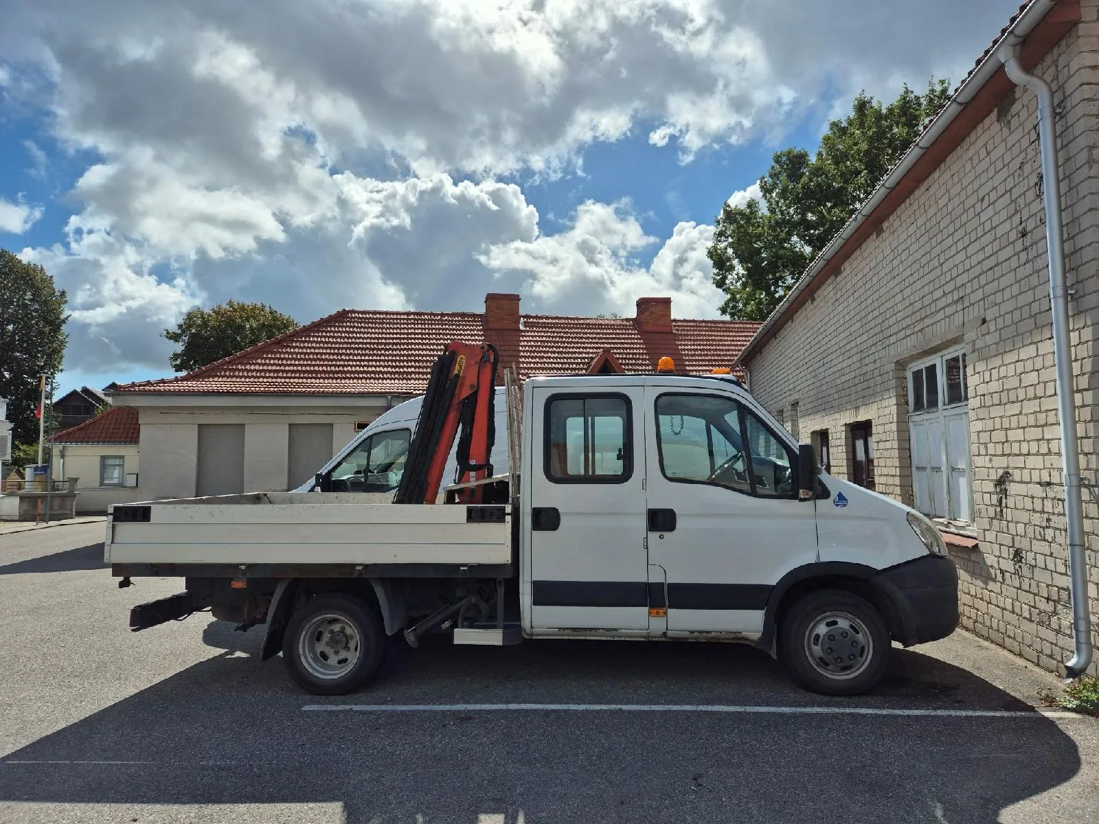 Naudotas IVECO DAILY bortinis krovininis automobilis su hidrauliniu kranu