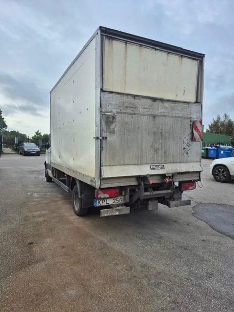 Mercedes-Benz Sprinter krovininis furgonas su galiniu keltuvu